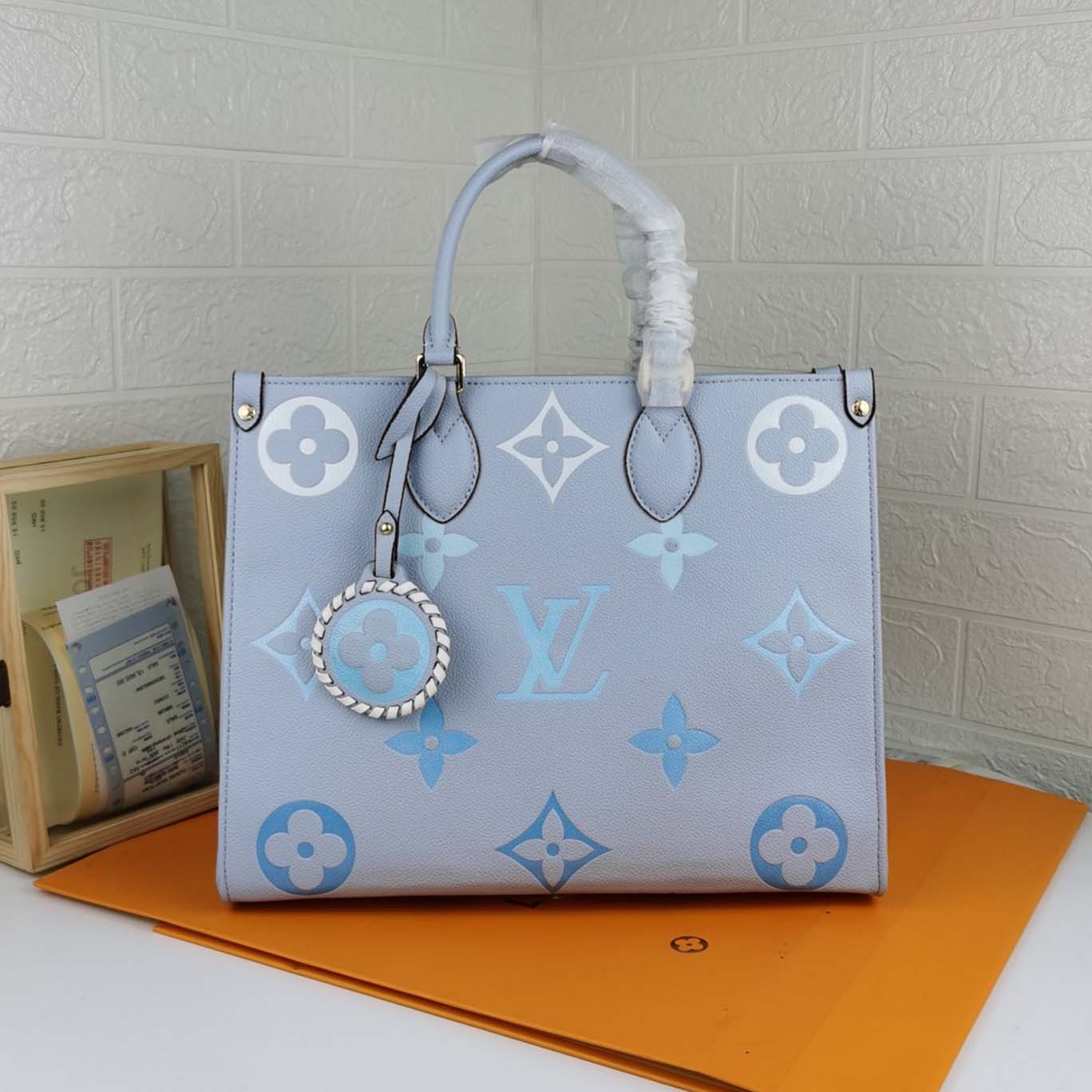 Louis Vuitton por la piscina-onthego mm azul/beige/rosa-1