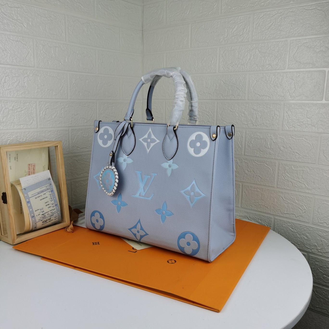Louis Vuitton por la piscina-onthego mm azul/beige/rosa-2