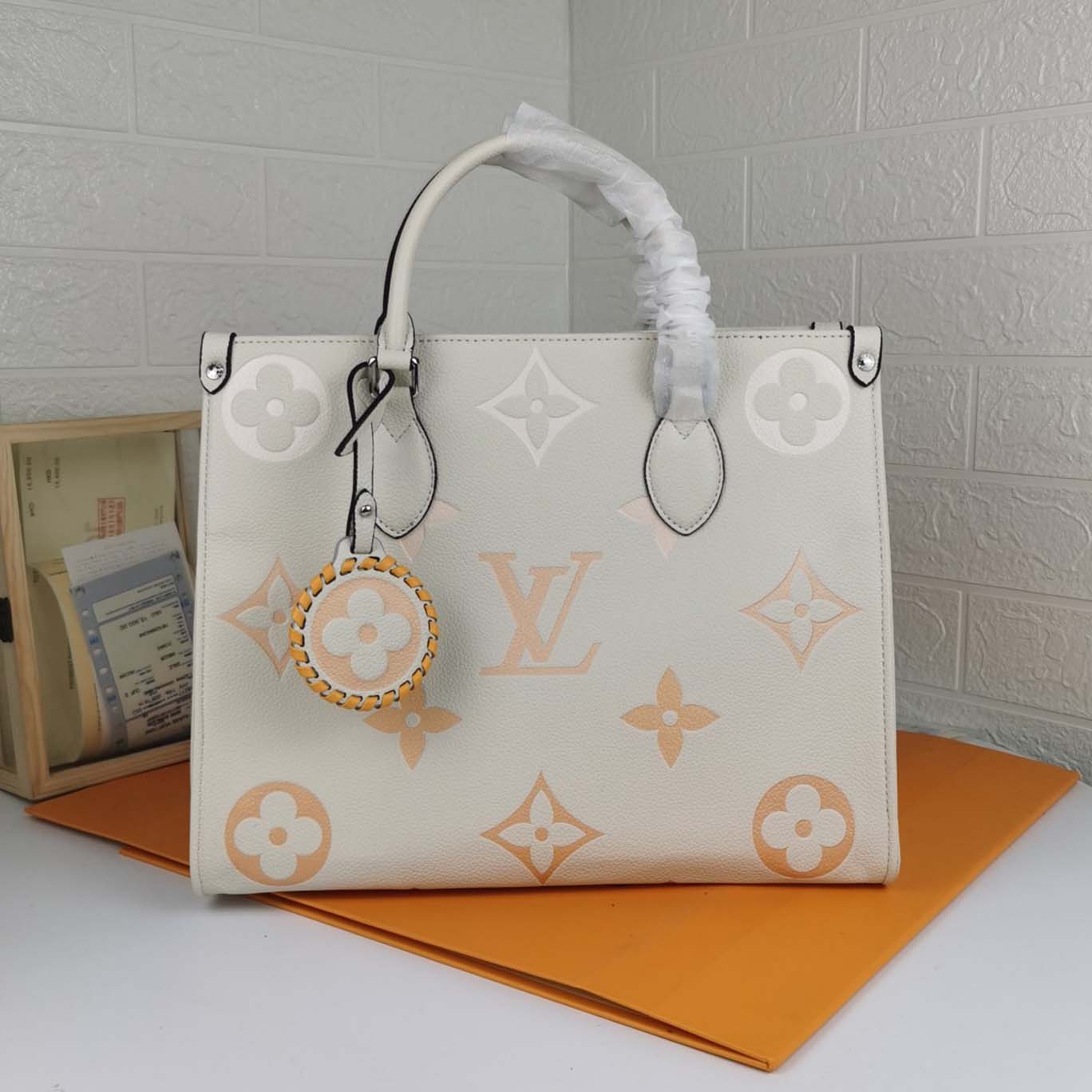 Louis Vuitton por la piscina-onthego mm azul/beige/rosa-9
