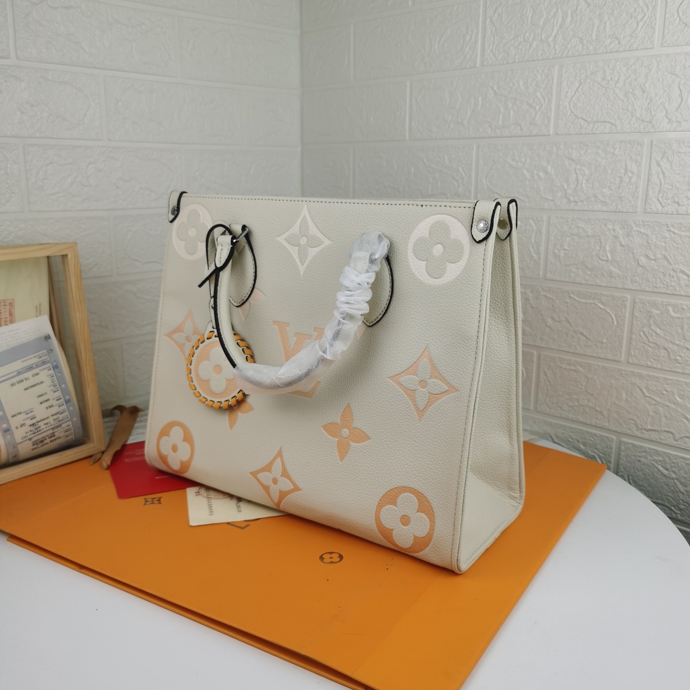 Louis Vuitton por la piscina-onthego mm azul/beige/rosa-10