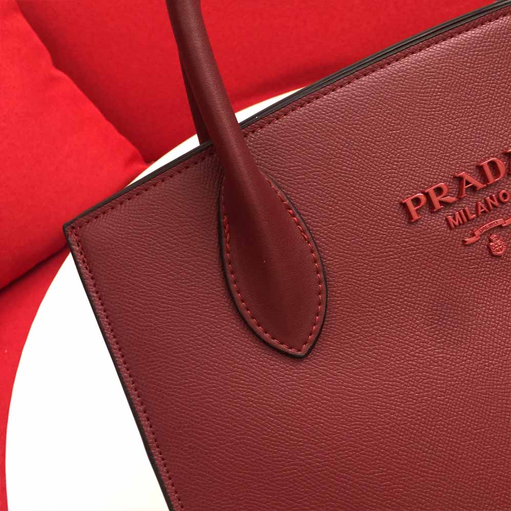 Bolsa Monocromática de cuero Saffiano de Prada Medium 1BA155 (66158) Vino-4