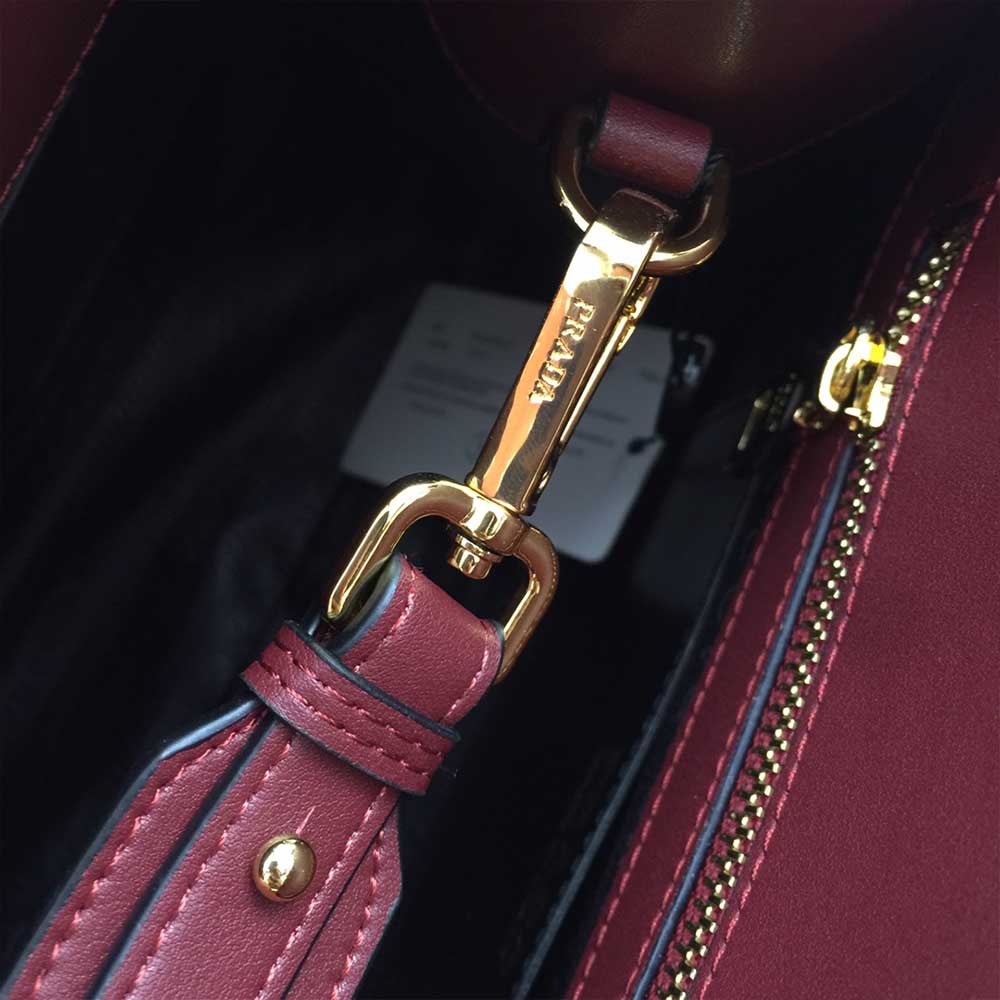 Bolsa Monocromática de cuero Saffiano de Prada Medium 1BA155 (66158) Vino-7