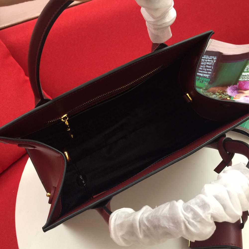 Bolsa Monocromática de cuero Saffiano de Prada Medium 1BA155 (66158) Vino-8