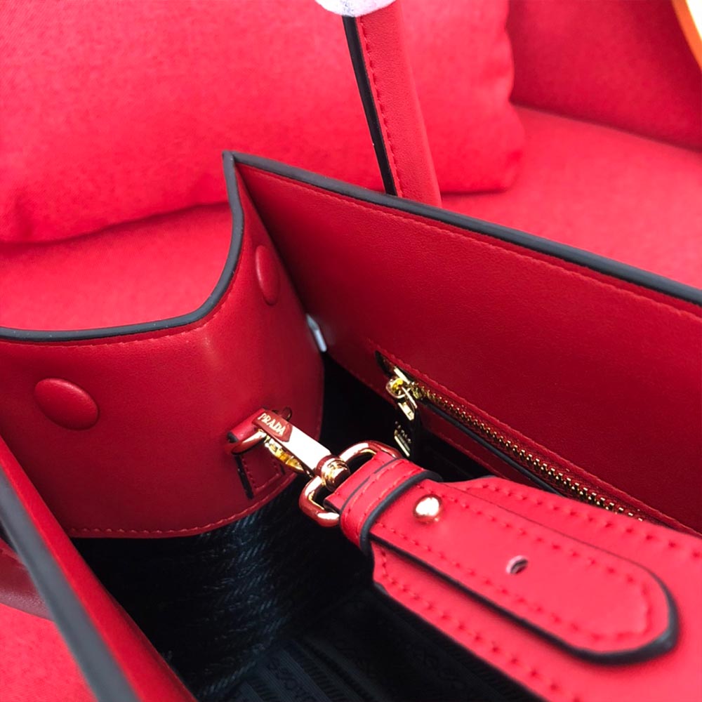 Bolsa Monocromática de cuero Saffiano de Prada Medium 1BA155 (66158) Vino-14