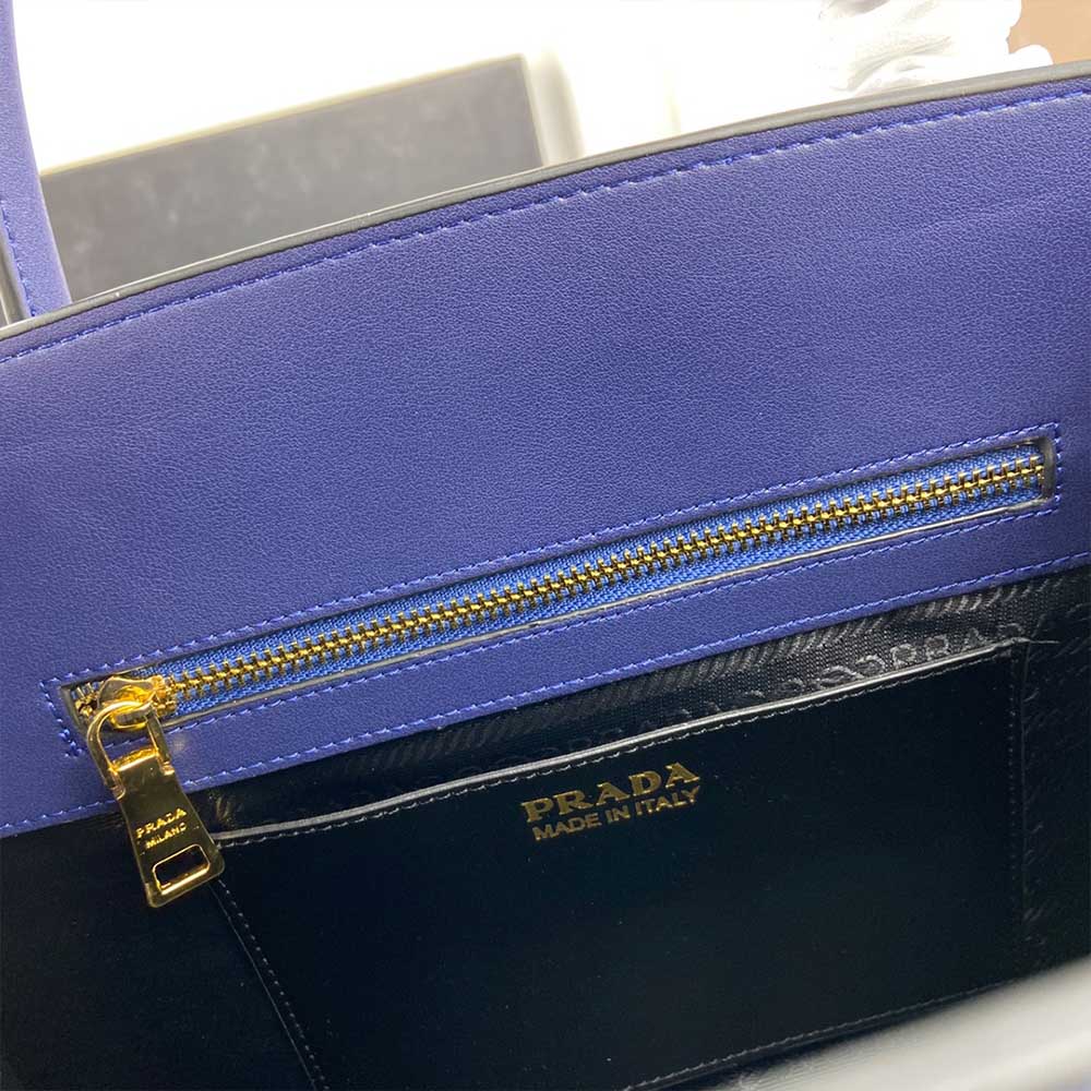 Bolsa Monocromática de cuero Saffiano de Prada Medium 1BA155 (66158) Vino-17