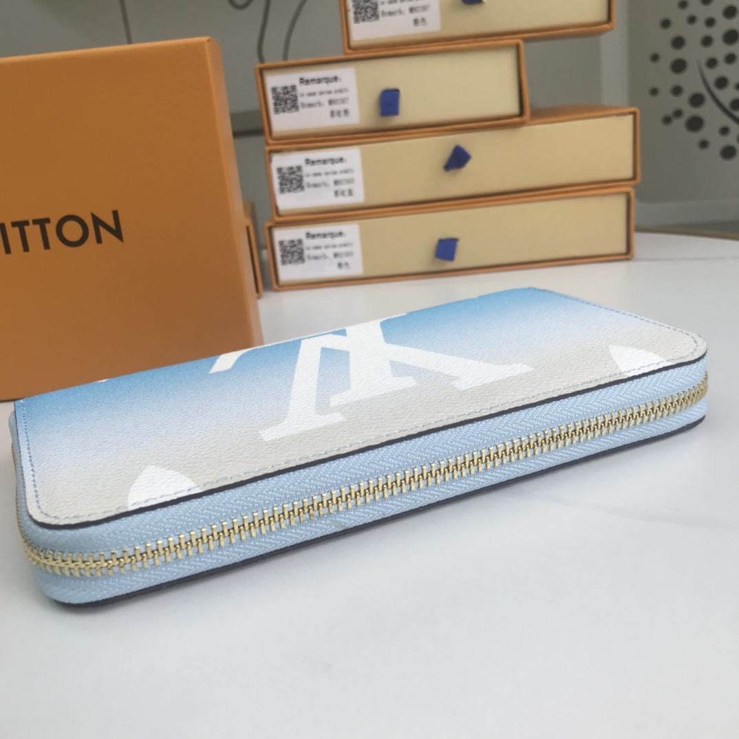 Louis Vuitton junto a la billetera de la piscina M80360-3