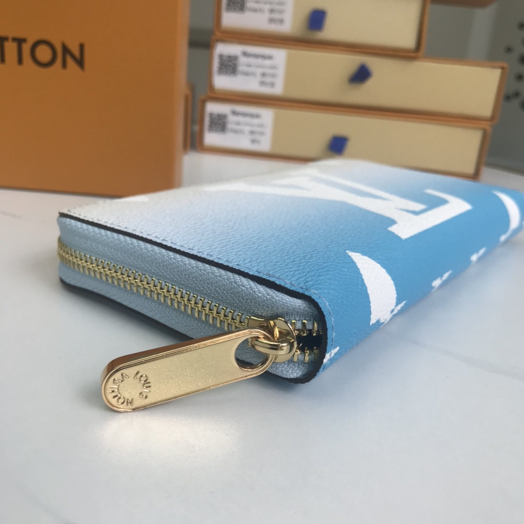 Louis Vuitton junto a la billetera de la piscina M80360-4