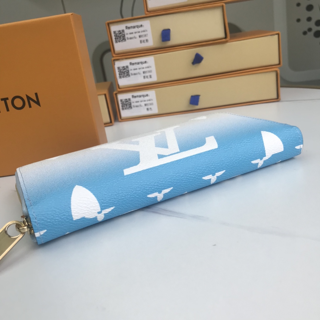 Louis Vuitton junto a la billetera de la piscina M80360-5