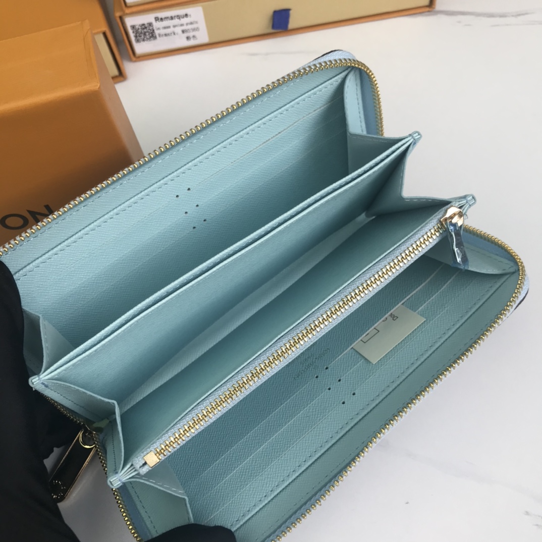 Louis Vuitton junto a la billetera de la piscina M80360-7