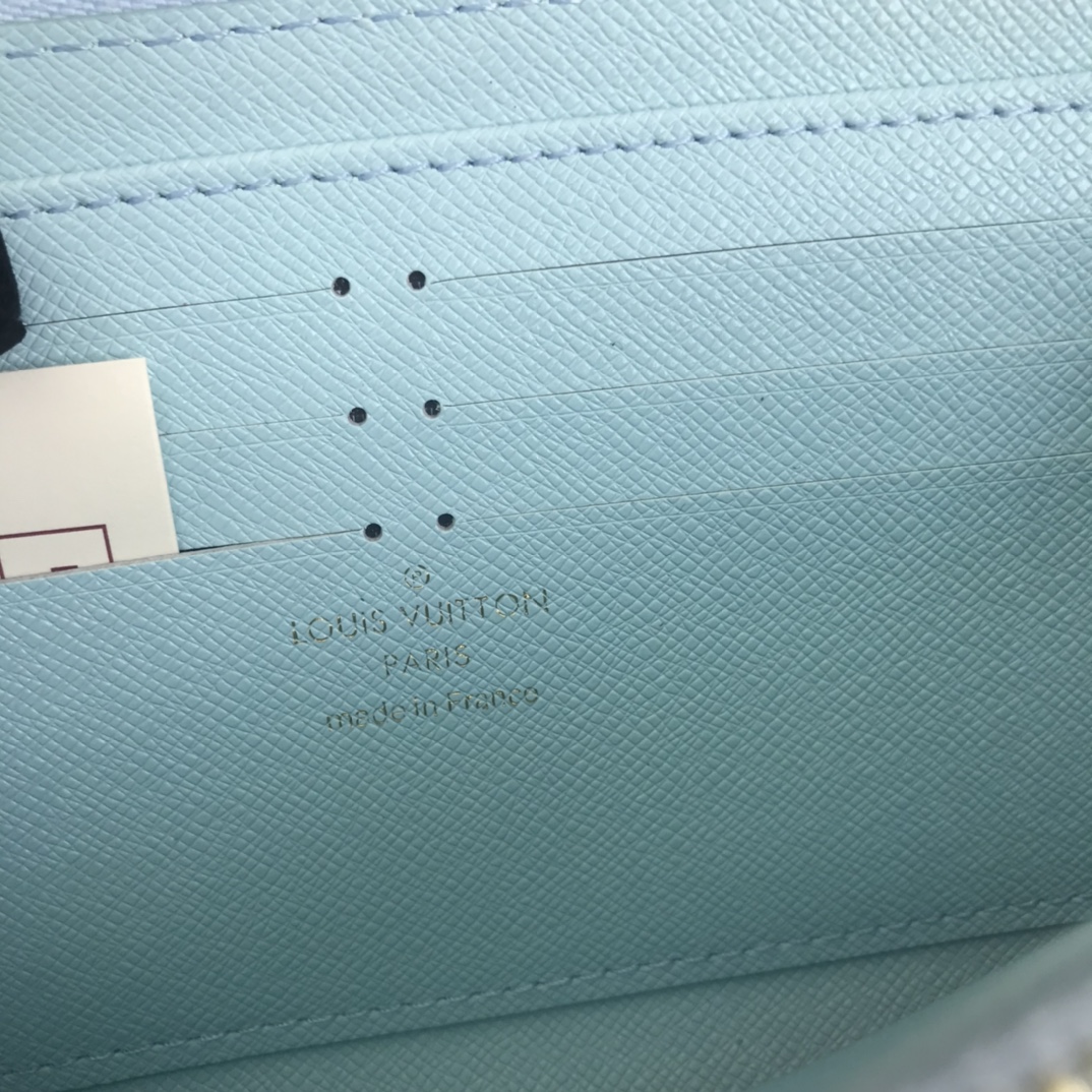 Louis Vuitton junto a la billetera de la piscina M80360-8