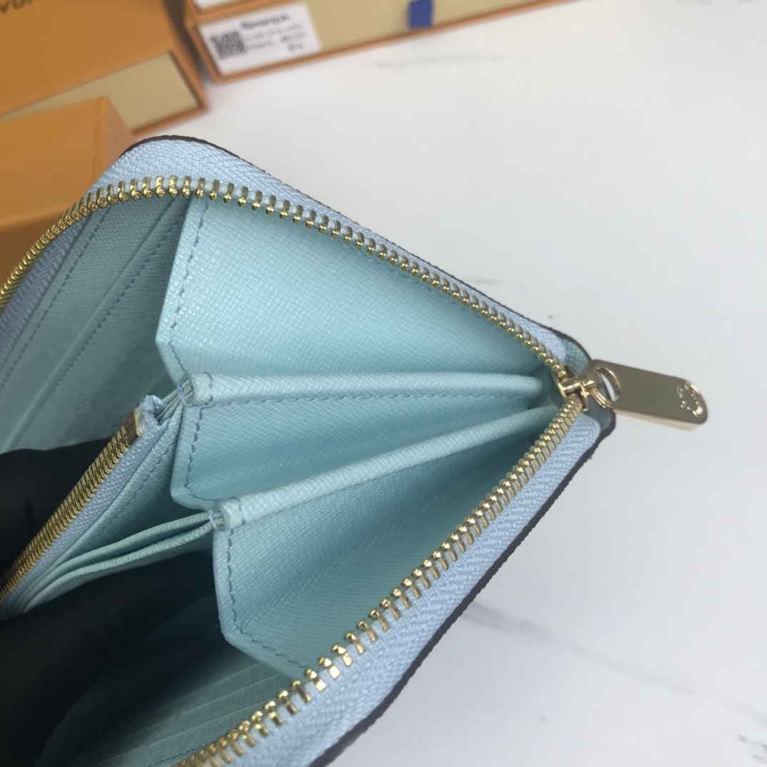Louis Vuitton junto a la billetera de la piscina M80360-9