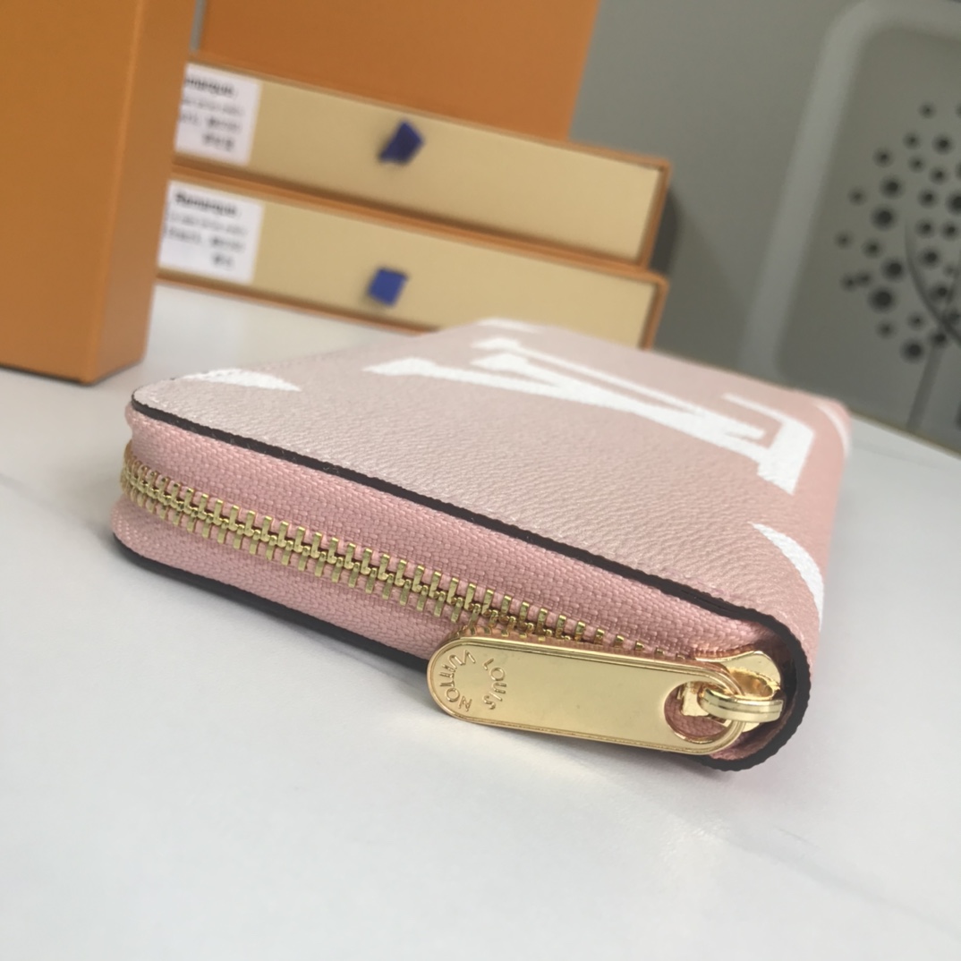 Louis Vuitton junto a la billetera de la piscina M80360-12