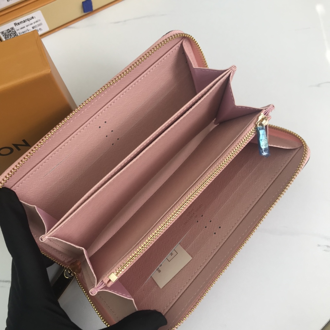 Louis Vuitton junto a la billetera de la piscina M80360-13