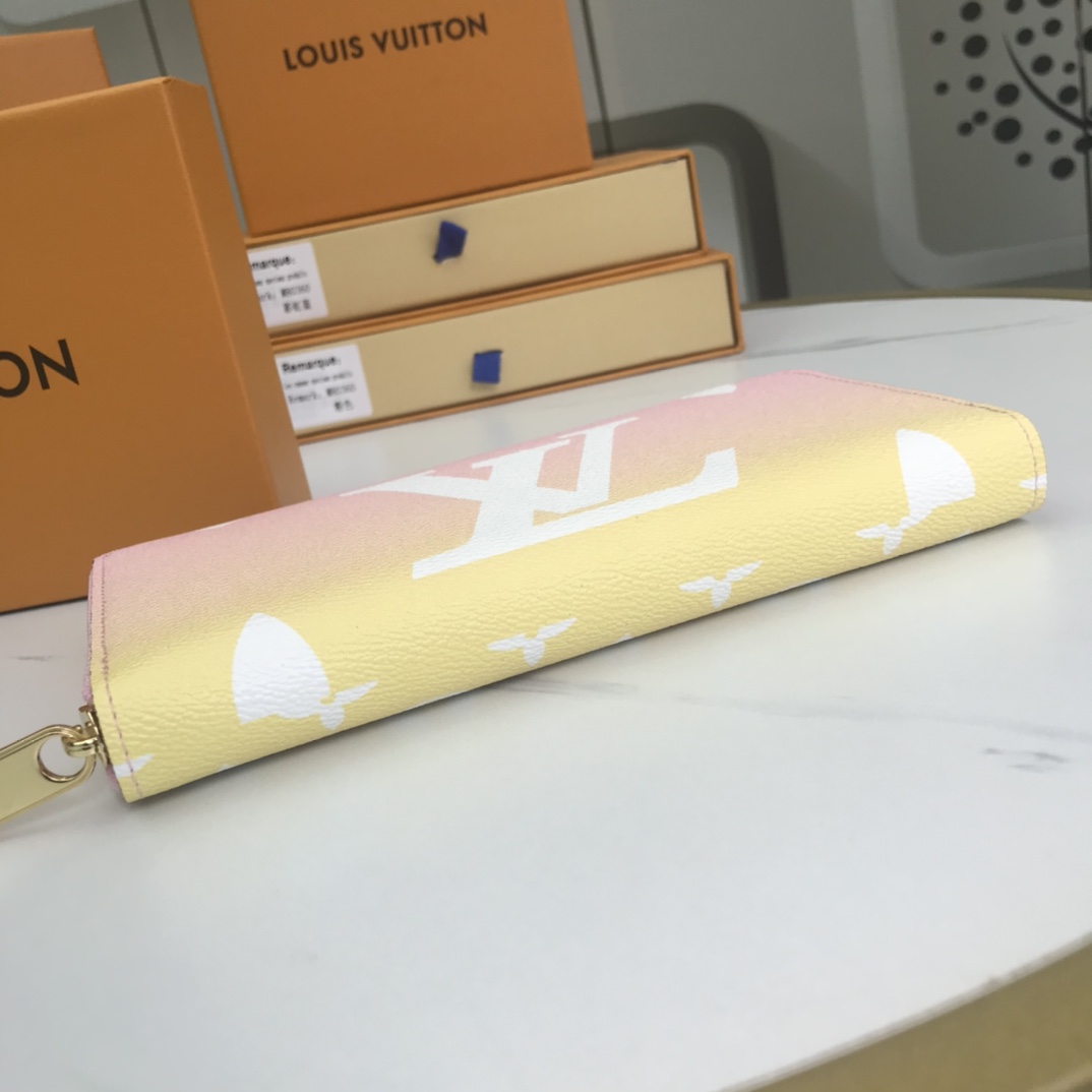 Louis Vuitton junto a la billetera de la piscina M80360-16