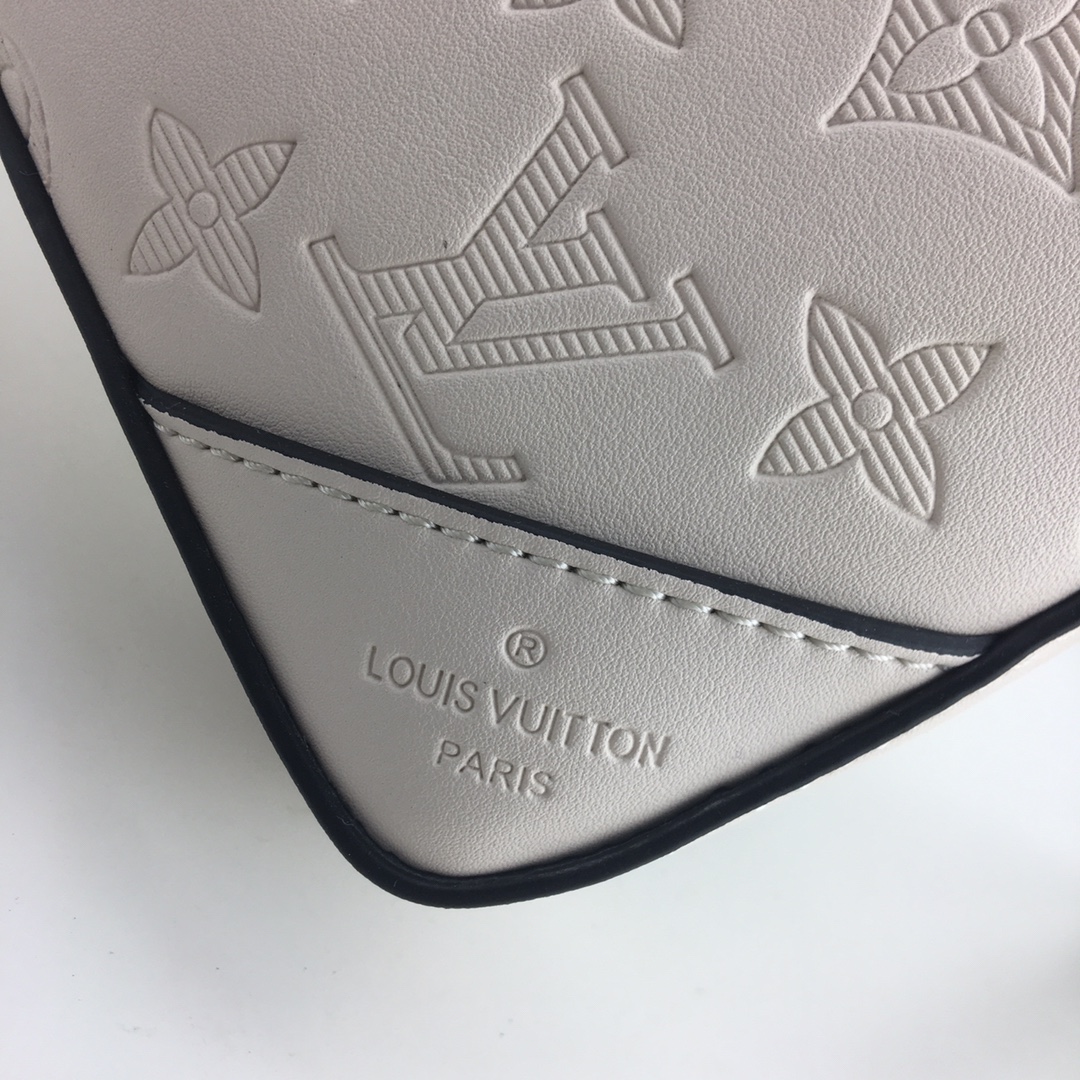 Louis Vuitton Trio Messenger en relieve M69443 White/Black-6