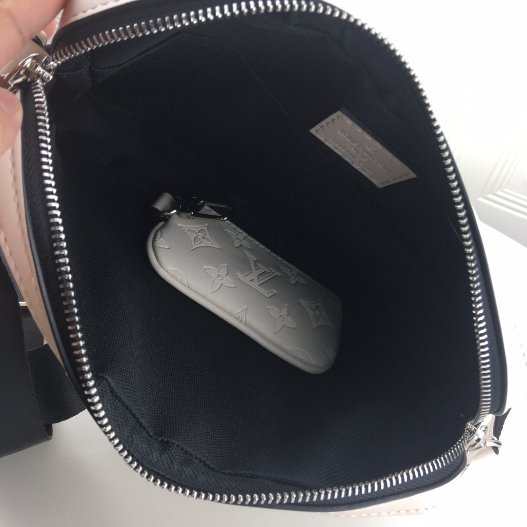 Louis Vuitton Trio Messenger en relieve M69443 White/Black-10