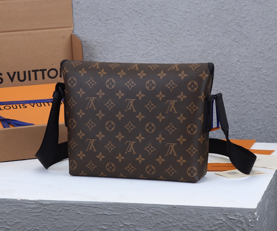 LOUIS VUITTON Magnetic Messenger Bolse-1