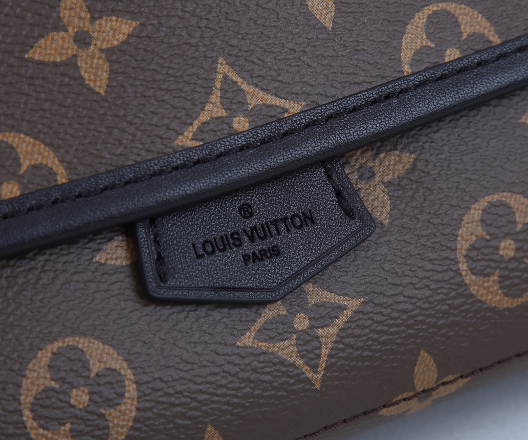 LOUIS VUITTON Magnetic Messenger Bolse-2