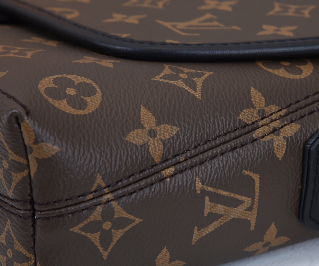 LOUIS VUITTON Magnetic Messenger Bolse-4