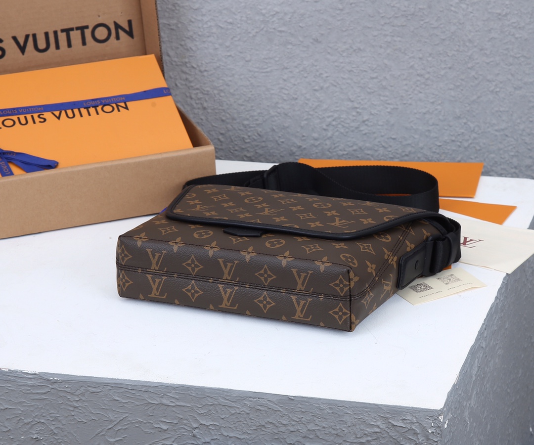 LOUIS VUITTON Magnetic Messenger Bolse-5
