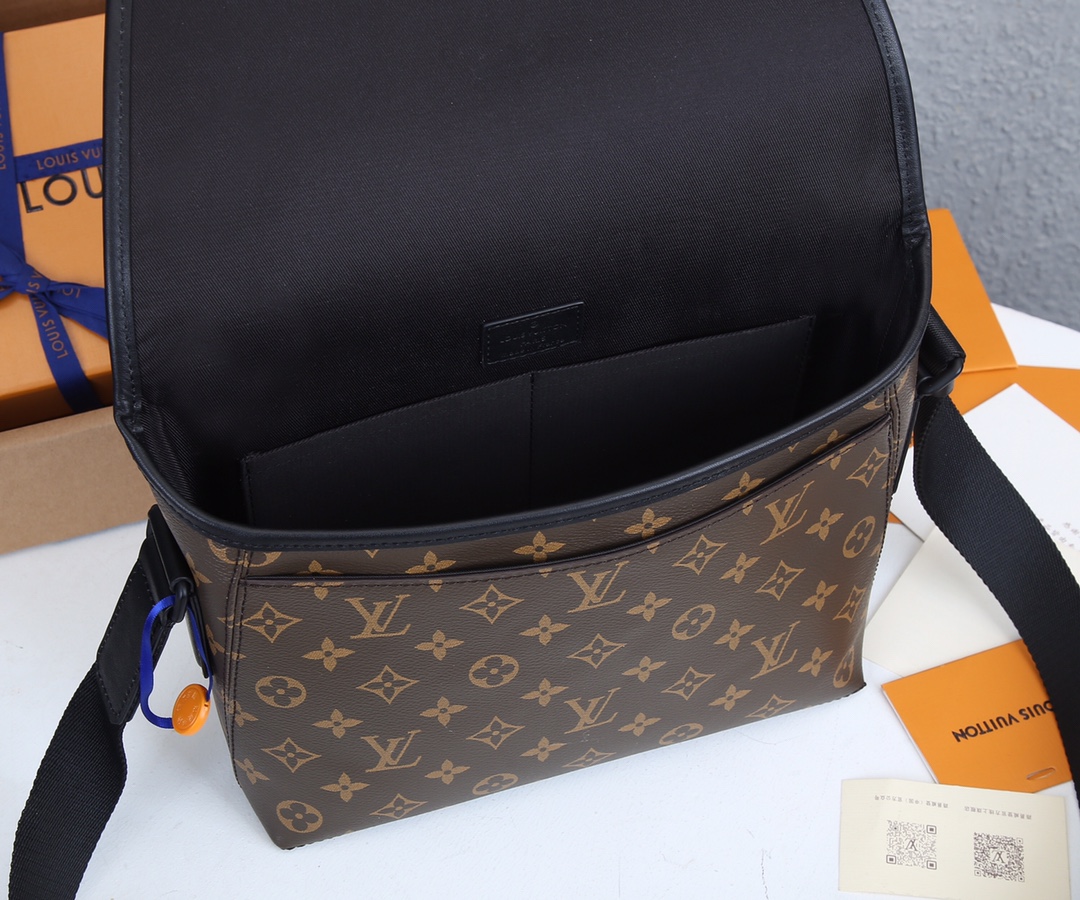 LOUIS VUITTON Magnetic Messenger Bolse-6