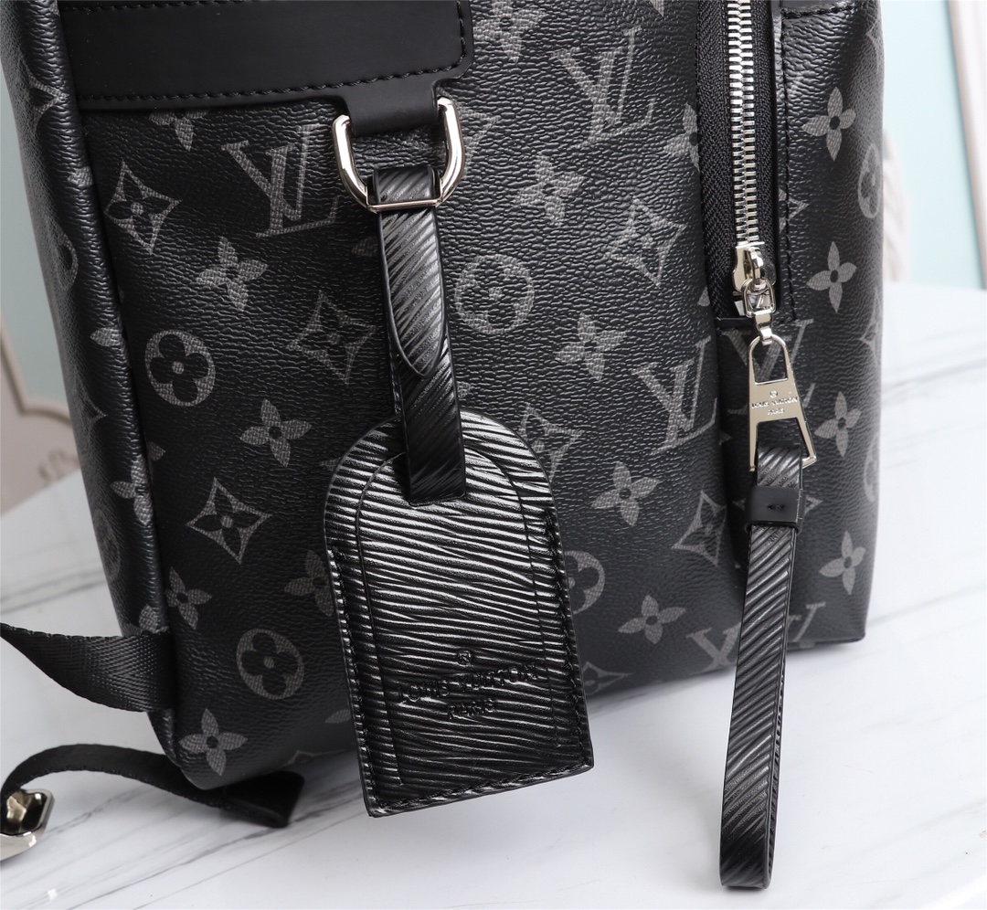 Louis Vuitton Discovery Backpack M45218-9