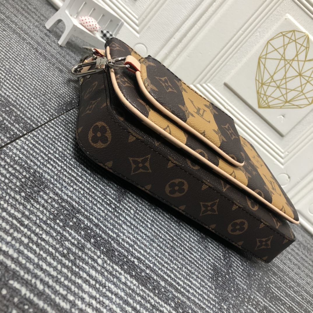 Louis Vuitton 3in1 Pochette Trio Messenger M69443-4