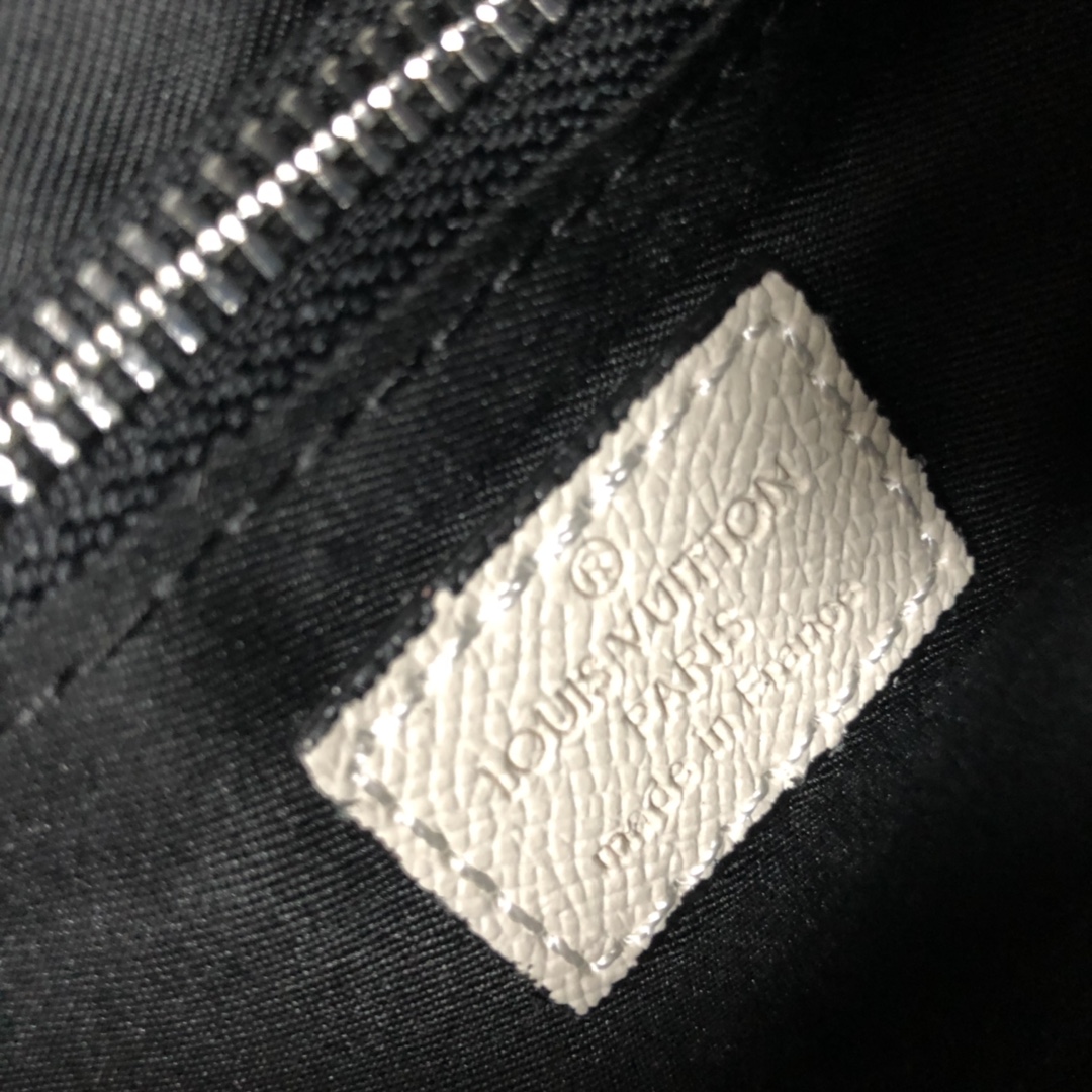 Louis Vuitton New Flap Messenger M30813-19