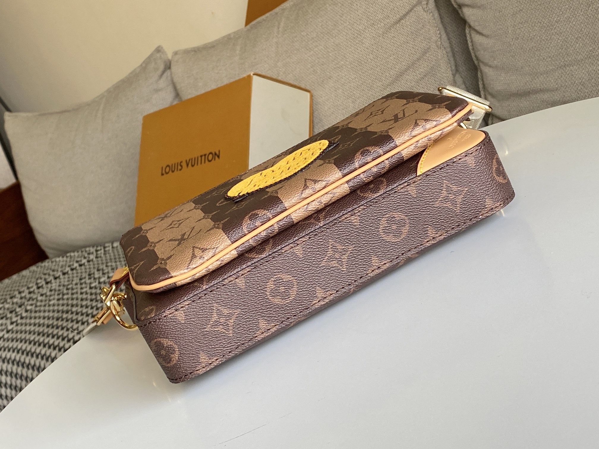 Louis Vuitton aaa- trio Messenger M45965-3