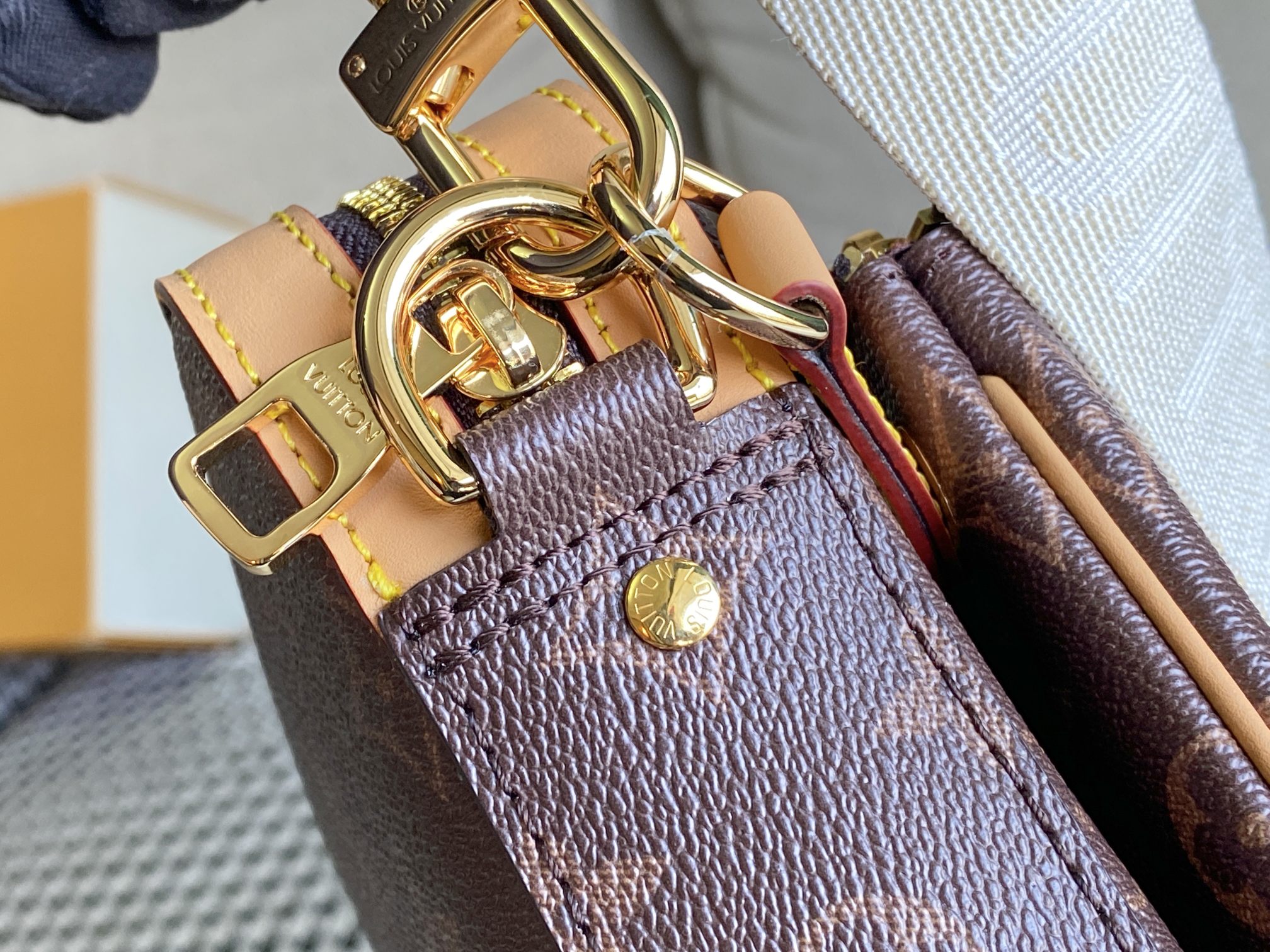 Louis Vuitton aaa- trio Messenger M45965-5