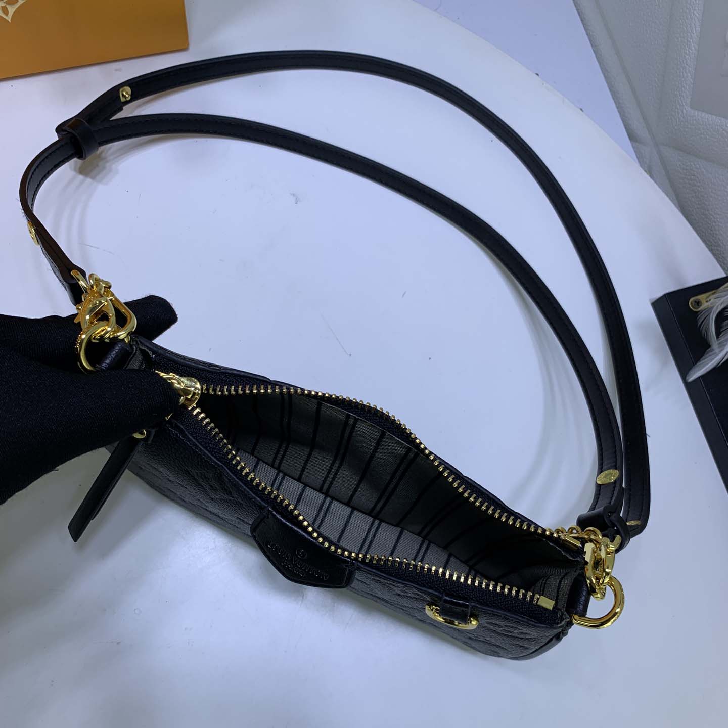 Louis Vuitton Easy Pouch en Strap- Black/Beige/White-4