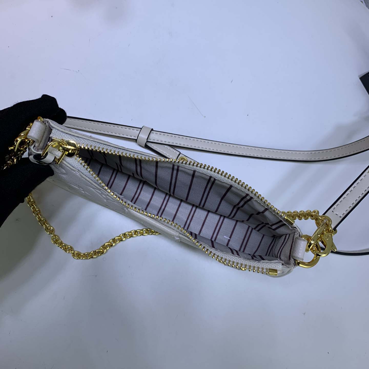 Louis Vuitton Easy Pouch en Strap- Black/Beige/White-9