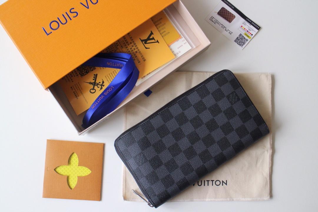 Louis Vuitton Men's Zippy Organizer-1