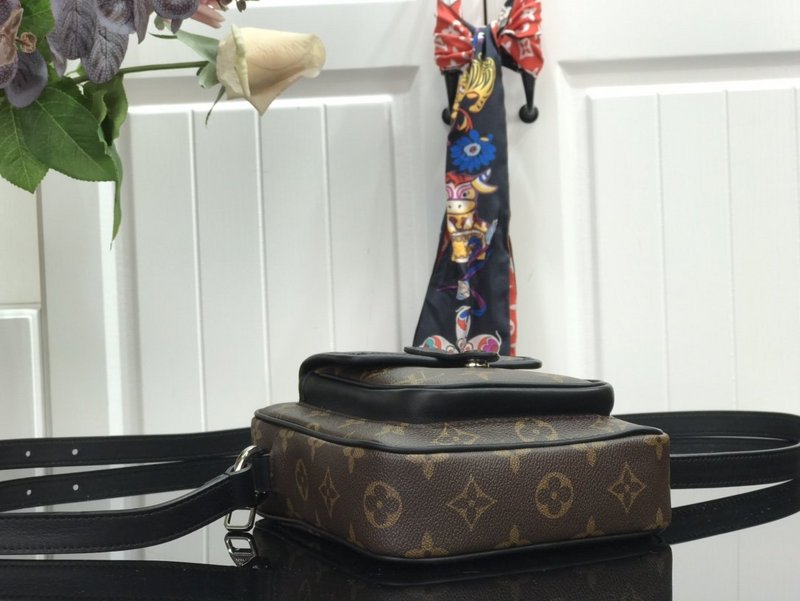 Louis Vuitton Christopher Wearable Wallet M69404-3