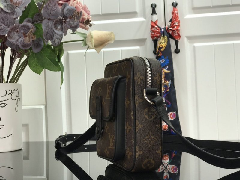 Louis Vuitton Christopher Wearable Wallet M69404-5