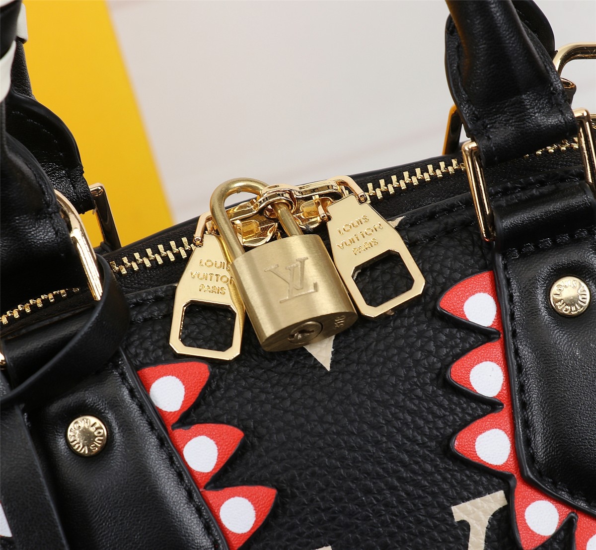 Louis Vuitton Crafty Onthego M44327-5