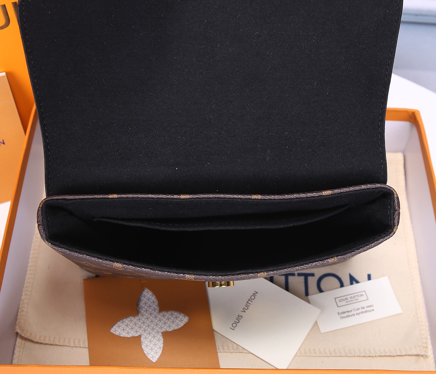 Louis Vuitton Locky BB 44141/44322-7