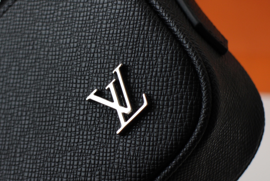 Louis Vuitton Pochette Kasai M30441-4