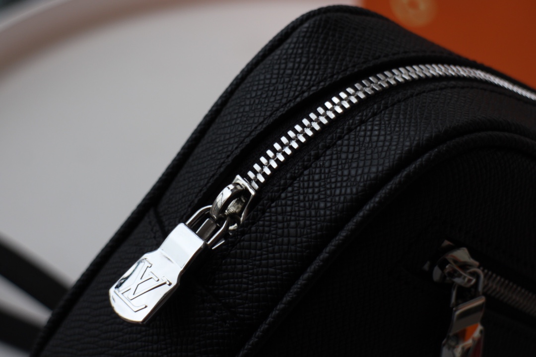 Louis Vuitton Pochette Kasai M30441-5