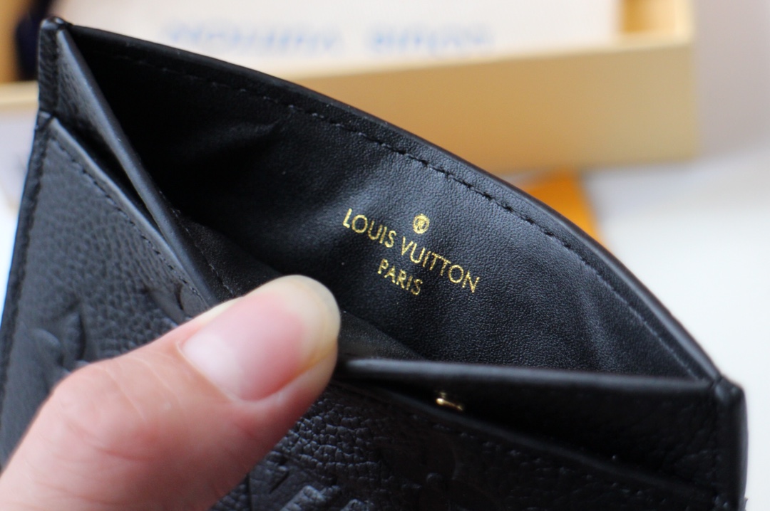Titular de la tarjeta Louis Vuitton M69171-6