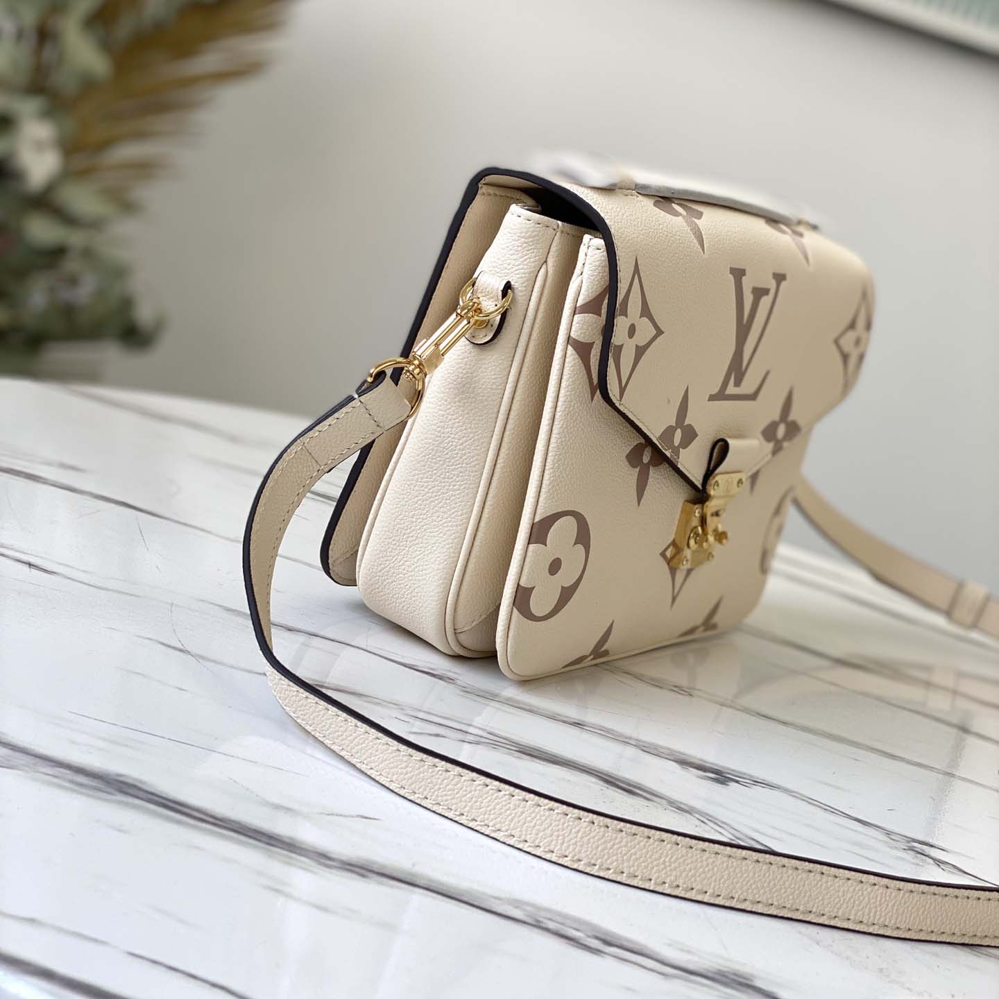 LOUIS VUITTON AAA-Pochette Metis Cream-1