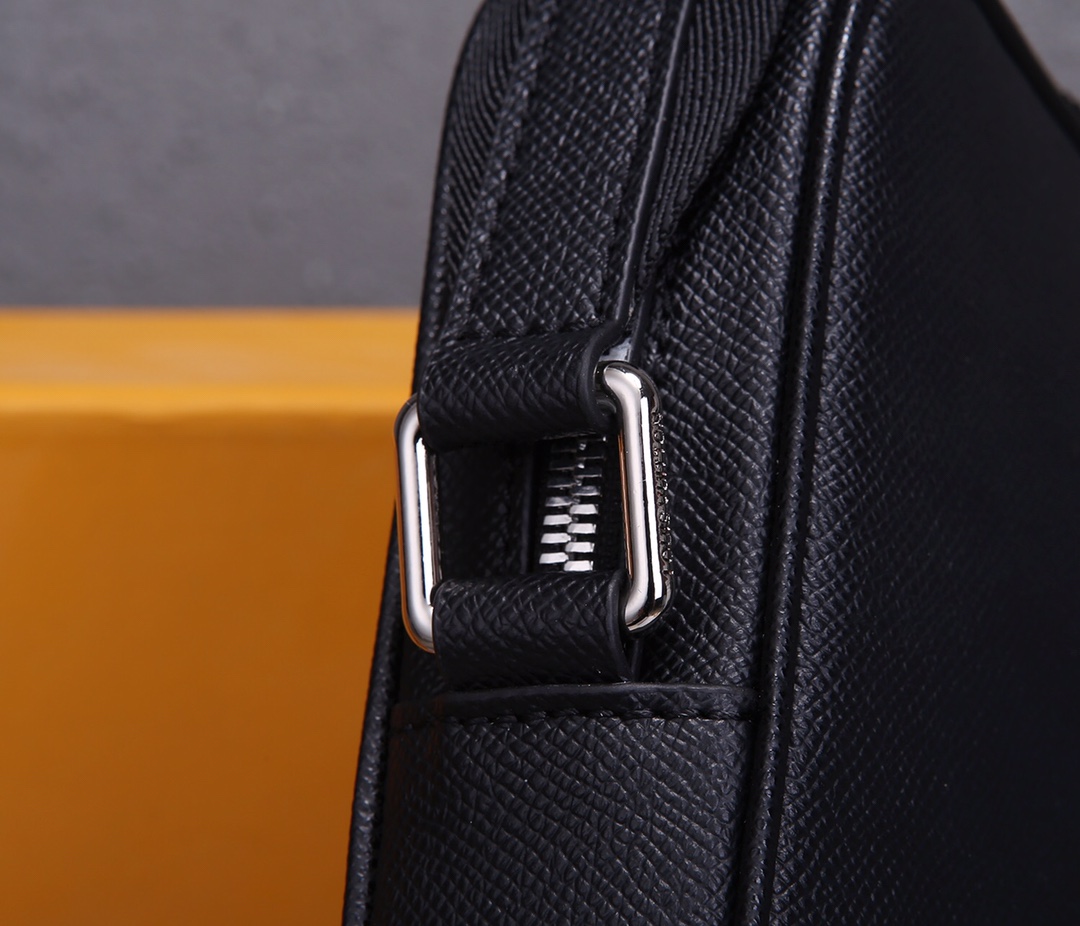 Louis Vuitton Alex Messenger BB M30265-7