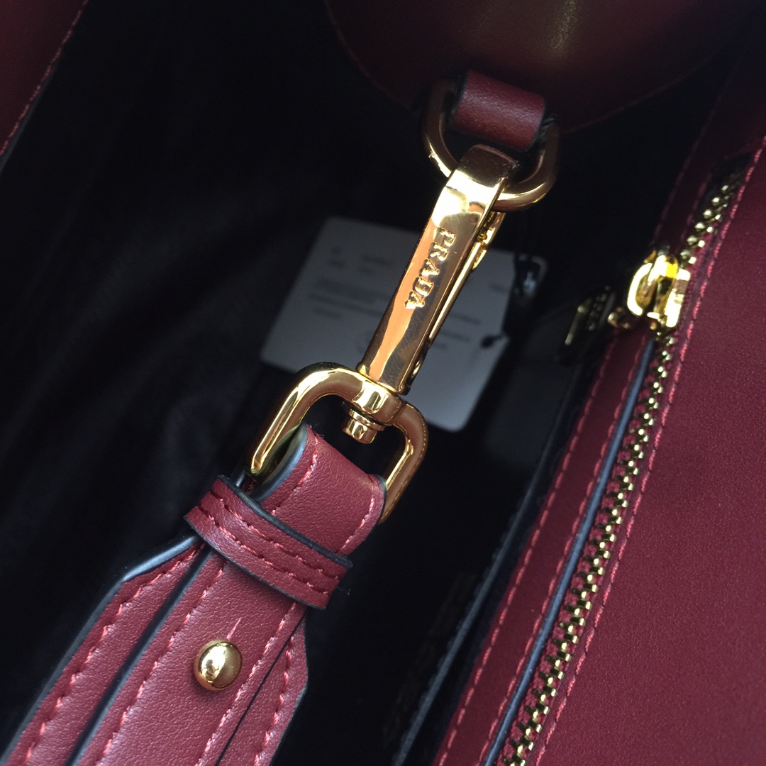 bolso monocromático de cuero de saffiano prafiano-7