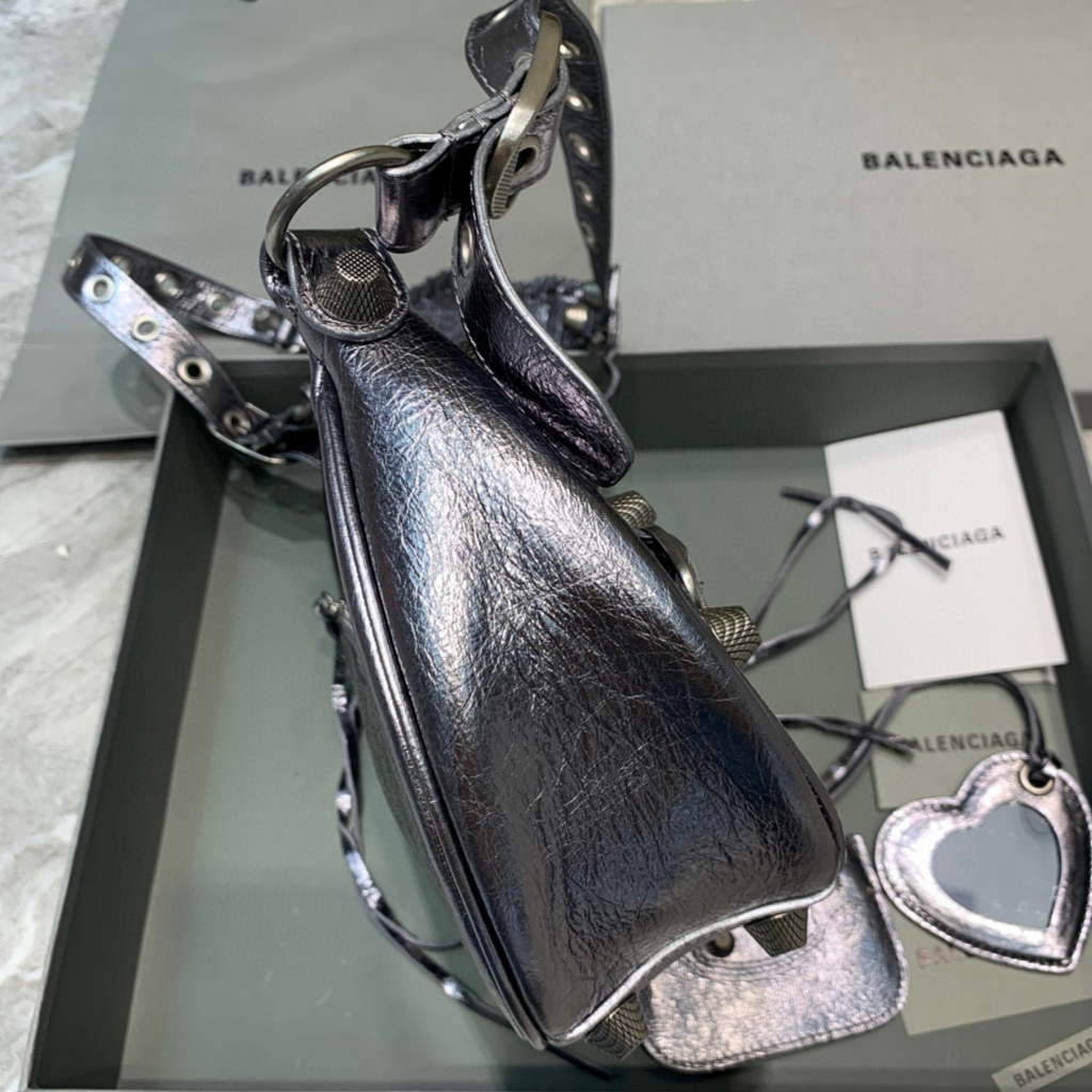 Balenciaga 67130723 Le Cagole, pequeño hombro de hombros, piel de cordero en plata-1