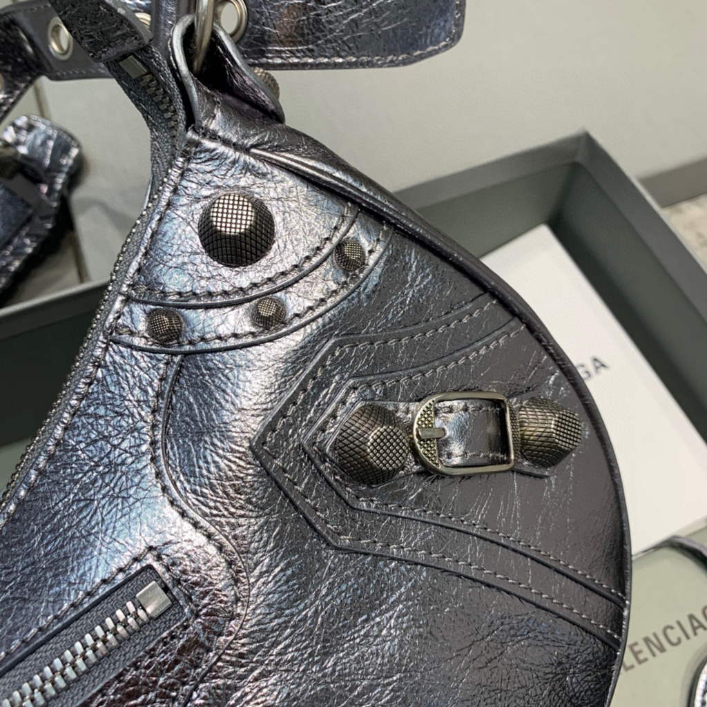 Balenciaga 67130723 Le Cagole, pequeño hombro de hombros, piel de cordero en plata-3