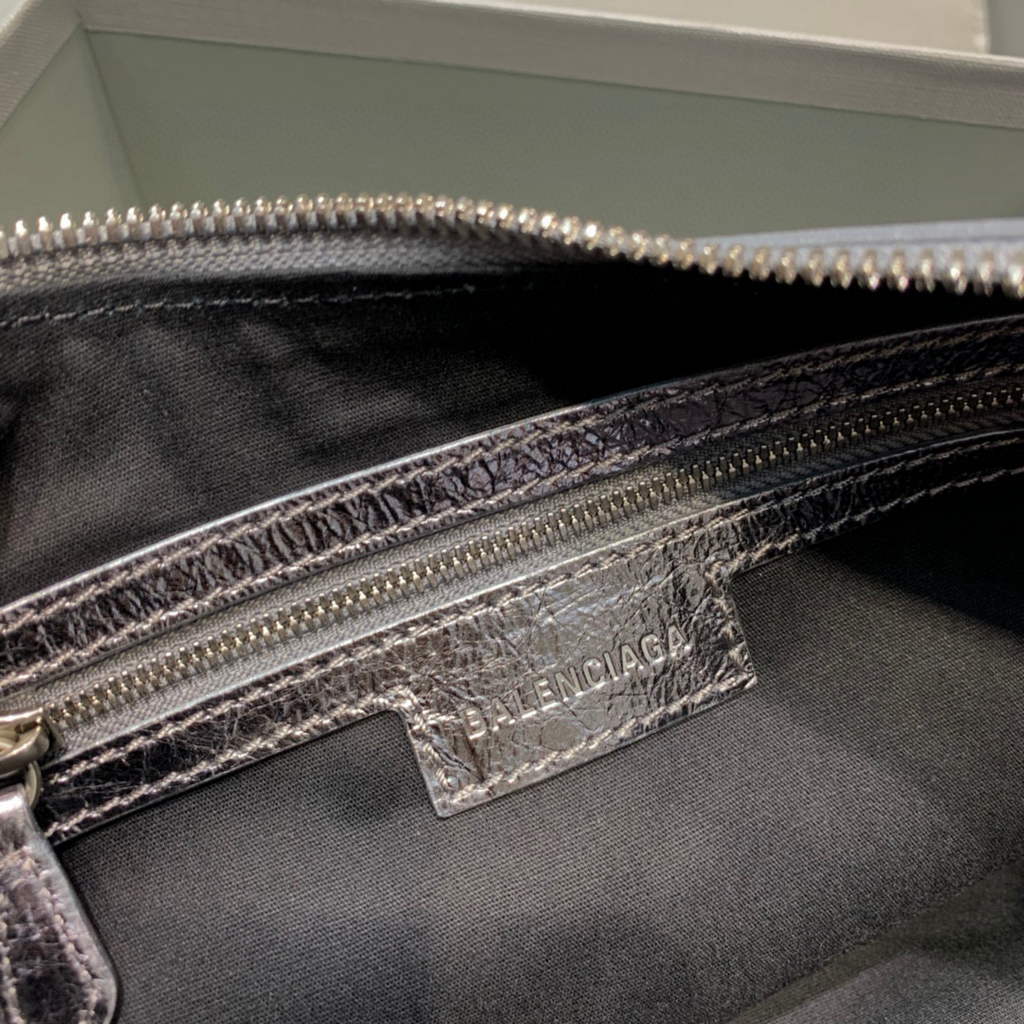 Balenciaga 67130723 Le Cagole, pequeño hombro de hombros, piel de cordero en plata-5