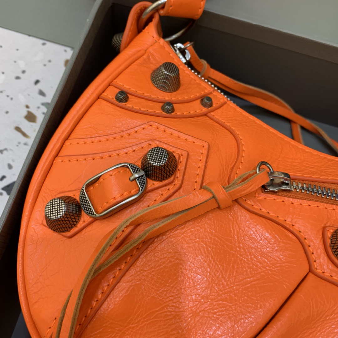 Balenciaga 67130723 Le Cagole de hombros pequeños de mujeres Lambbs Back en naranja-3