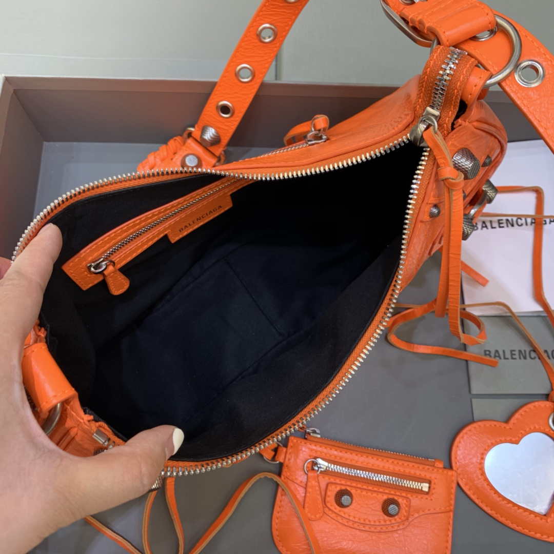 Balenciaga 67130723 Le Cagole de hombros pequeños de mujeres Lambbs Back en naranja-4