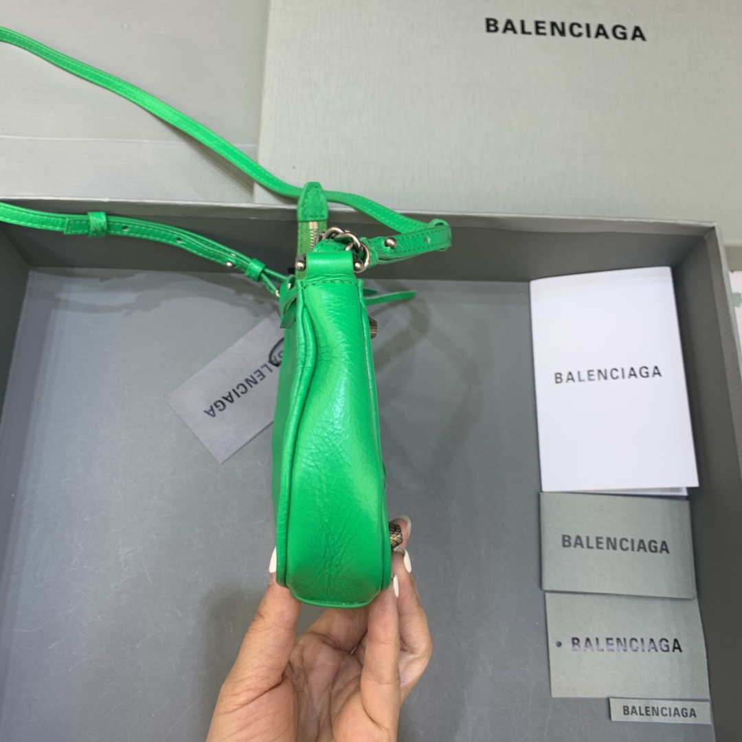 Balenciaga 6940271vg9 Le Cagole Mini Multipouch en Green Arena Lambsker-1