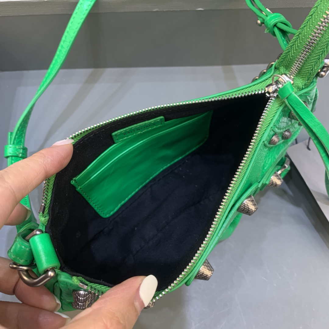 Balenciaga 6940271vg9 Le Cagole Mini Multipouch en Green Arena Lambsker-4
